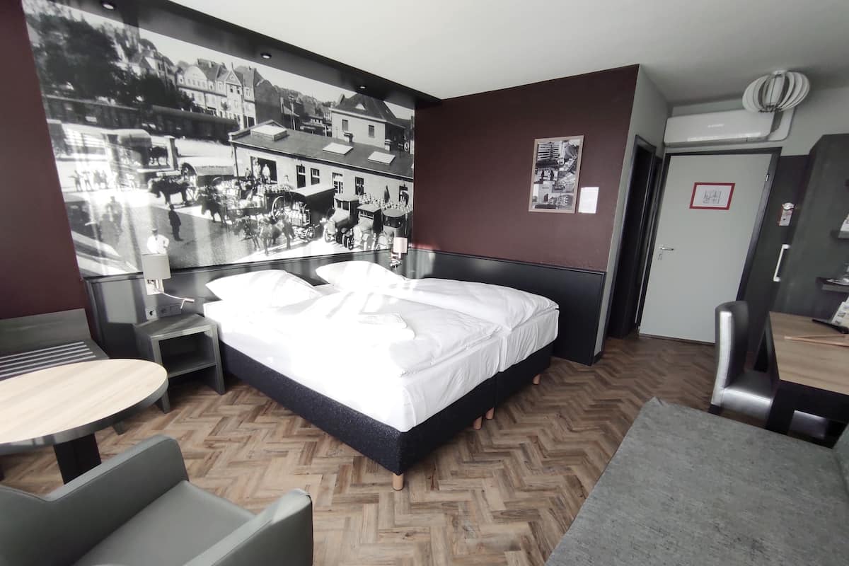 Hypo-allergenic bedding, desk, blackout curtains, free WiFi
