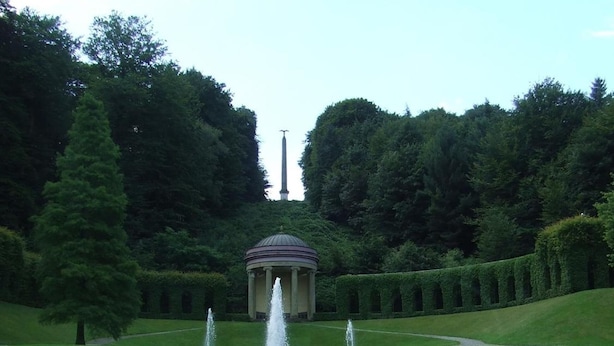 A gazebo with a fountain in the center, surrounded by a stone wall and a well-maintained lawn. - Akzent City Hotel Kleve (Kleve)