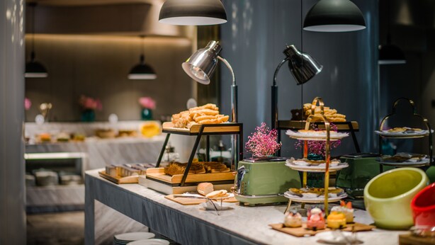 Un buffet proposant une variété de plats et un grille-pain vert.