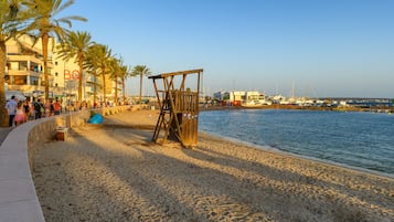 Una playa cerca, arena blanca