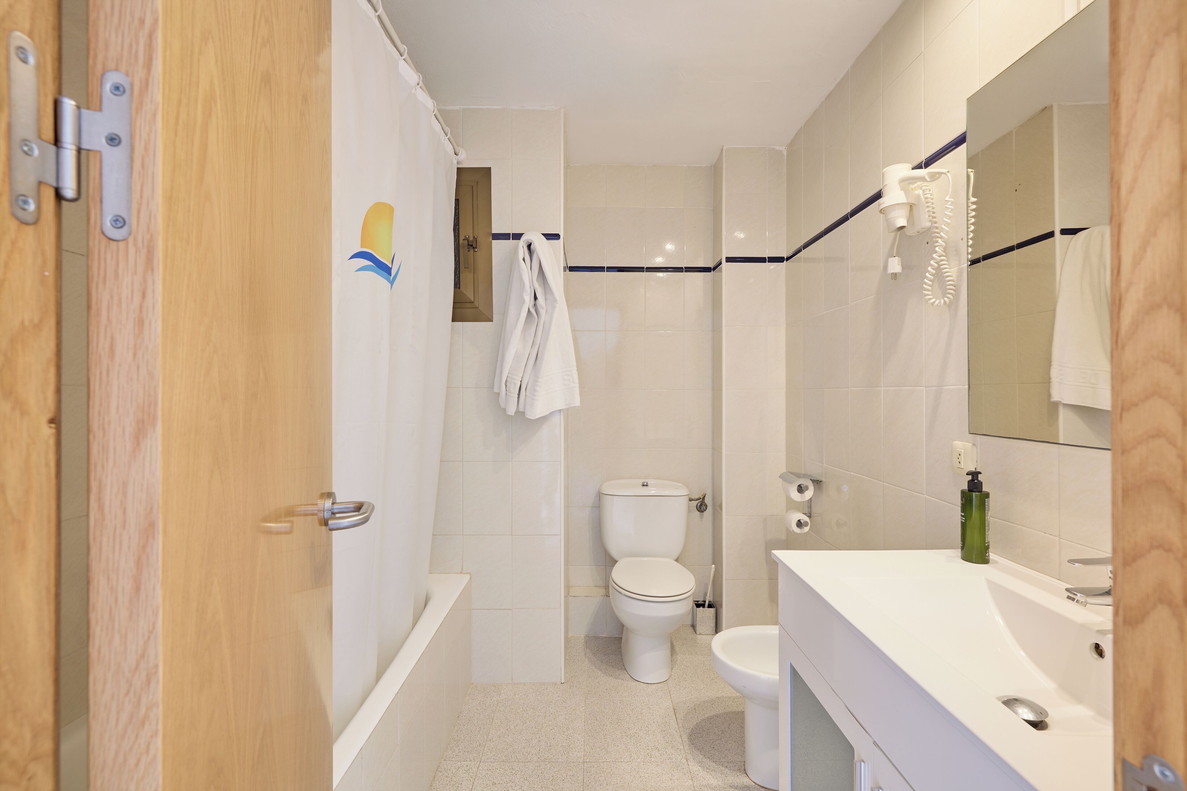 Une salle de bain moderne équipée de toilettes, d’un lavabo et d’une douche.