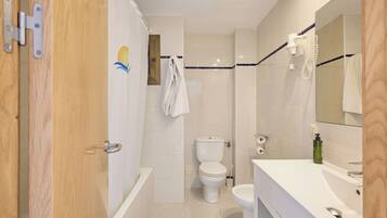 Une salle de bain moderne équipée de toilettes, d’un lavabo et d’une douche.
