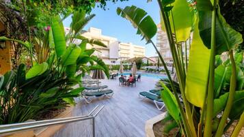 Una piscina al aire libre de temporada