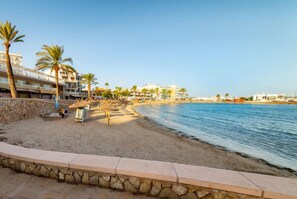 Playa en los alrededores y playa de arena blanca 