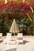 Una piscina al aire libre de temporada