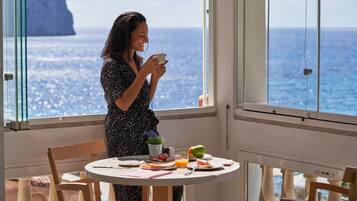 Desayuno buffet diario (EUR 25 por persona)