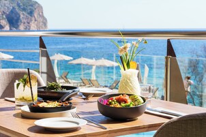 Se sirven almuerzos y cenas; cocina local; con vista a la piscina