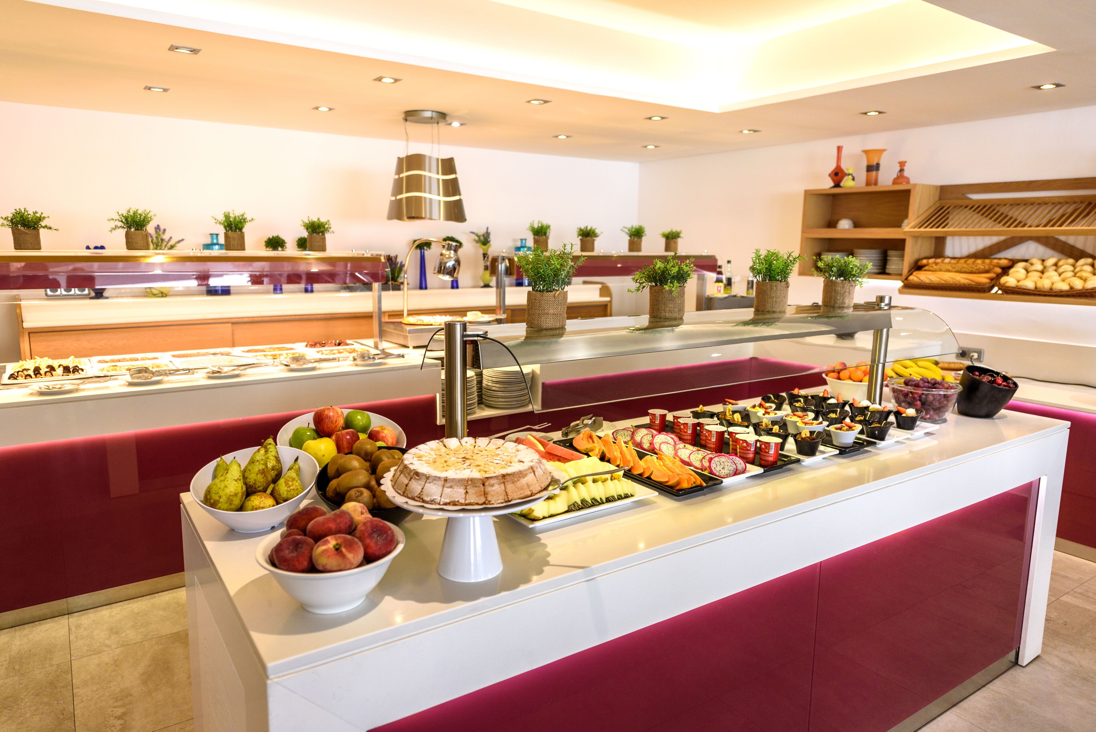 Un bufé con diversas frutas, verduras y postres.
