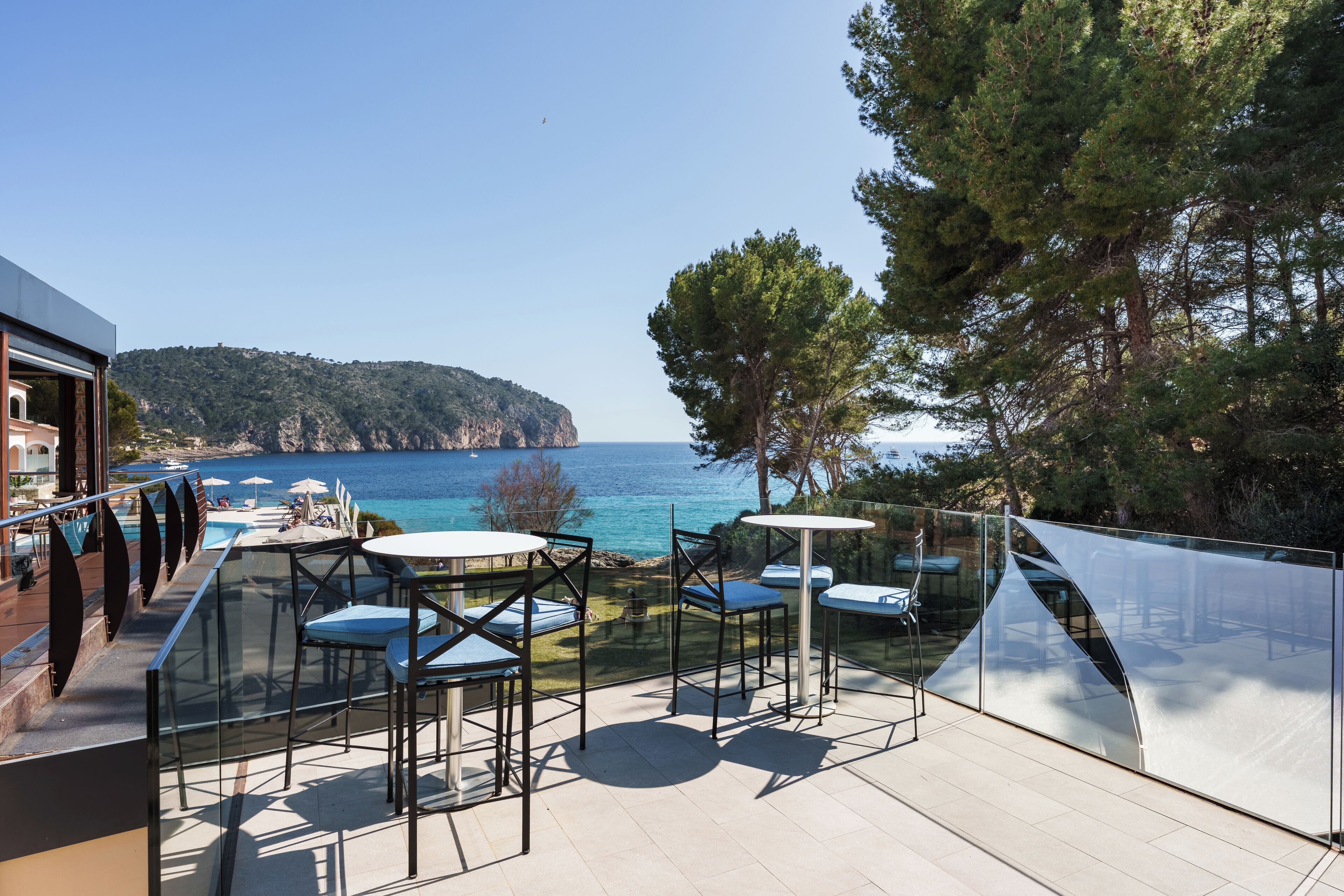 Melayani makan siang dan makan malam dengan pemandangan kolam renang 