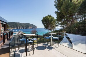 供應午餐和晚餐，當地料理，游泳池景觀