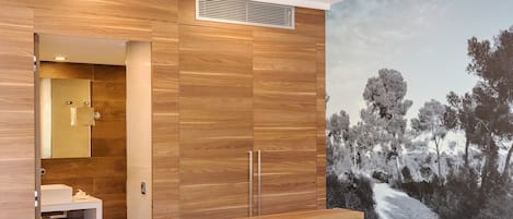 Une chambre avec un grand lit, une armoire en bois, un miroir et une fresque murale représentant une route.