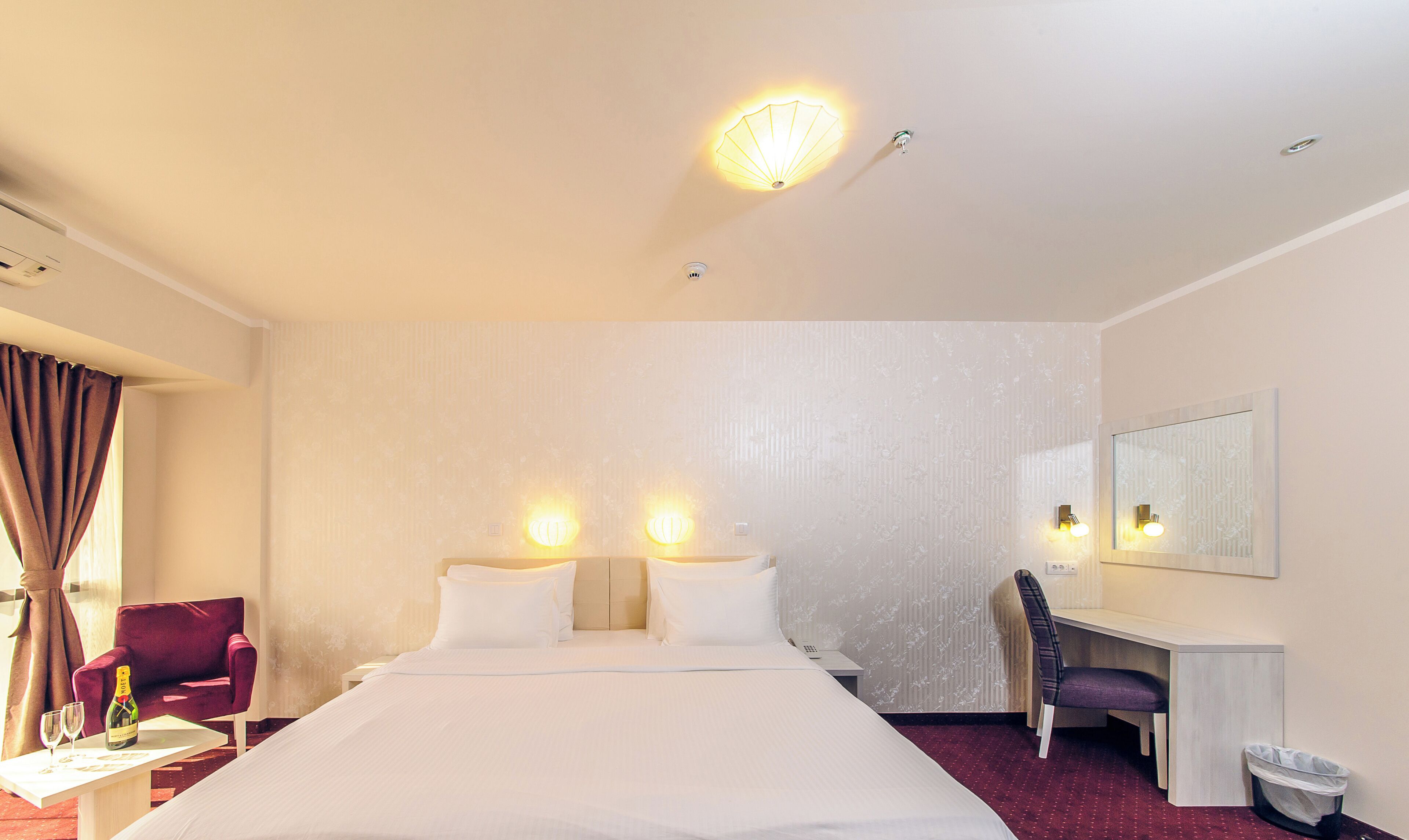 Comfort Room, 1 Bedroom, Non Smoking | In-room safe, desk, laptop workspace, blackout drapes