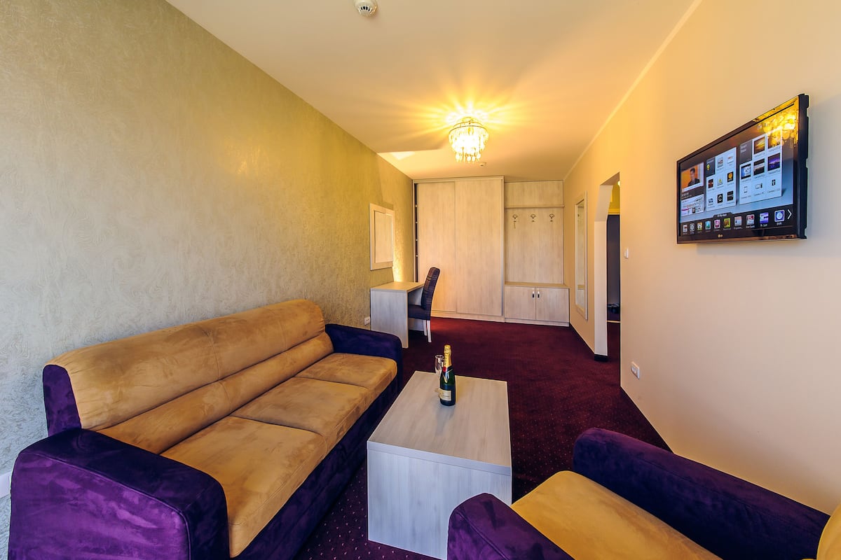 in-room safe, desk, laptop workspace, blackout curtains