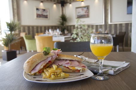 Restaurant. Hotel Philia
