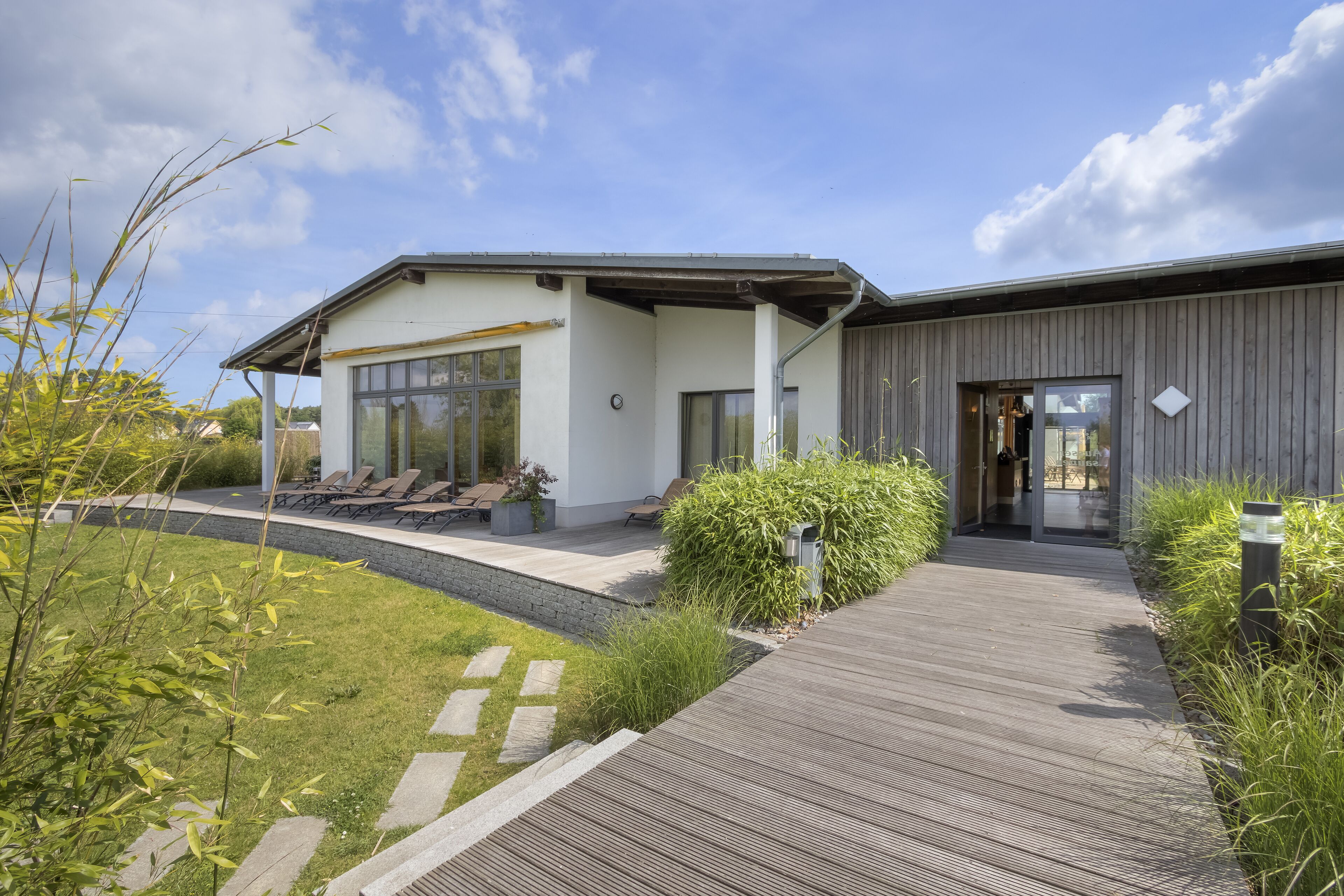 Couples treatment room(s), sauna, Turkish bath/hammam, body treatments