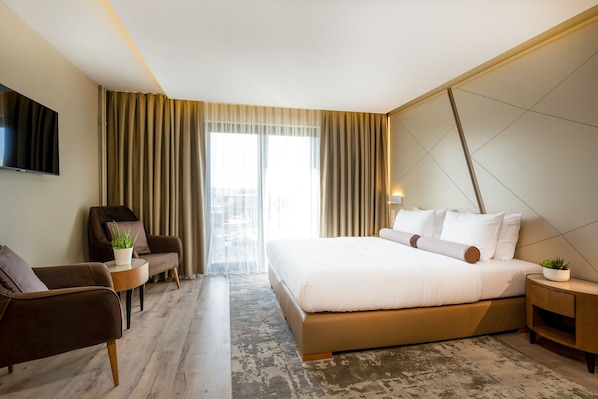 Minibar, coffres-forts dans les chambres, bureau, rideaux occultants