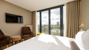 Superior Room | Minibar, in-room safe, desk, blackout drapes