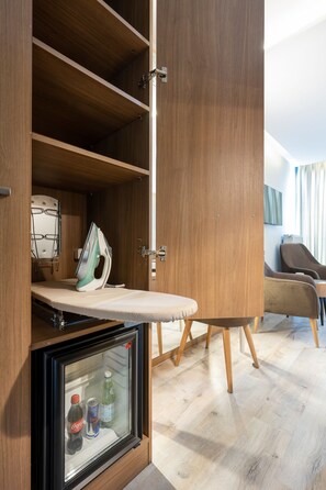 Minibar, coffres-forts dans les chambres, bureau, rideaux occultants