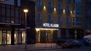 A hotel named 'HOTEL CLASSIK' with a modern facade, large windows, and a red entrance. - Hotel Klassik Berlin (Berlin)