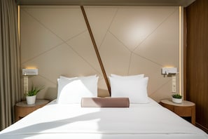 Minibar, in-room safe, desk, blackout drapes - Hotel Klassik Berlin (Berlin)