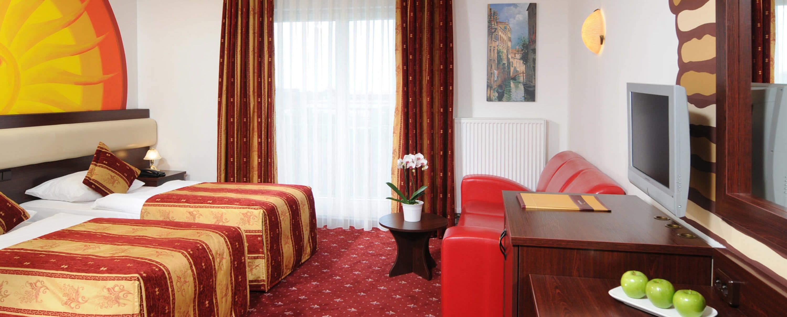 Minibar, coffres-forts dans les chambres, bureau, rideaux occultants