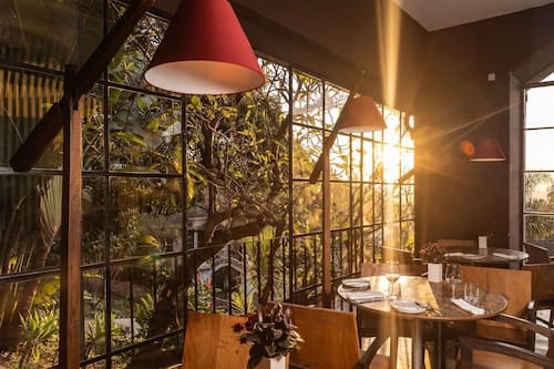 Petit déjeuner, déjeuner et dîner servis sur place