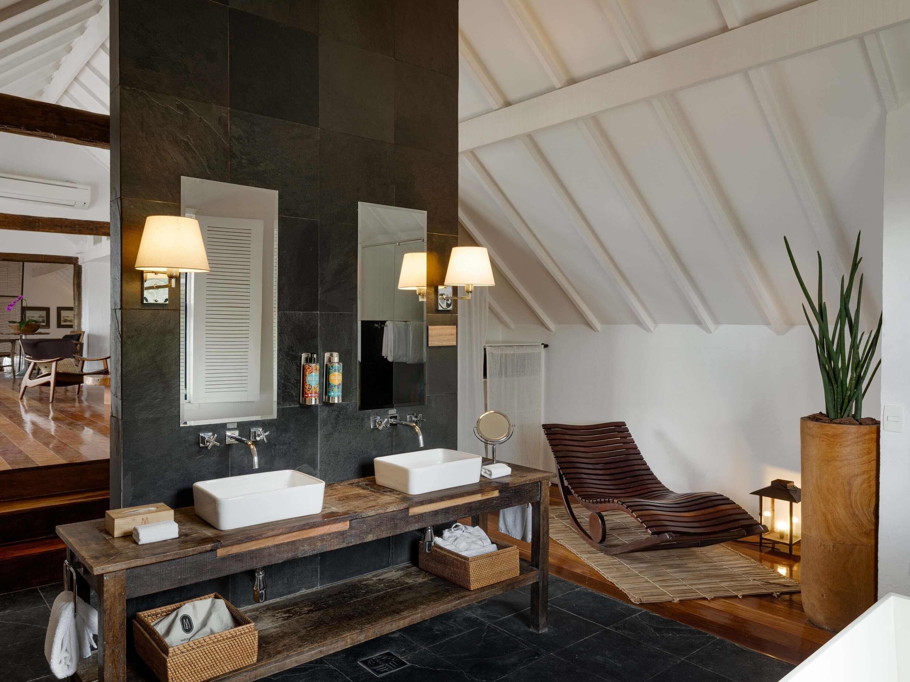 Premium bedding, free minibar, in-room safe, desk