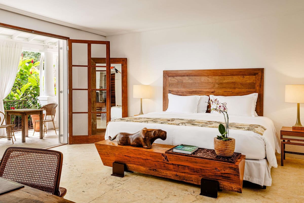 Junior suite, 1 kingsize bed, uitzicht op bergen | Luxe beddengoed, een gratis minibar, een kluis op de kamer