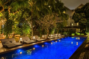 Bagian depan properti - sore/malam