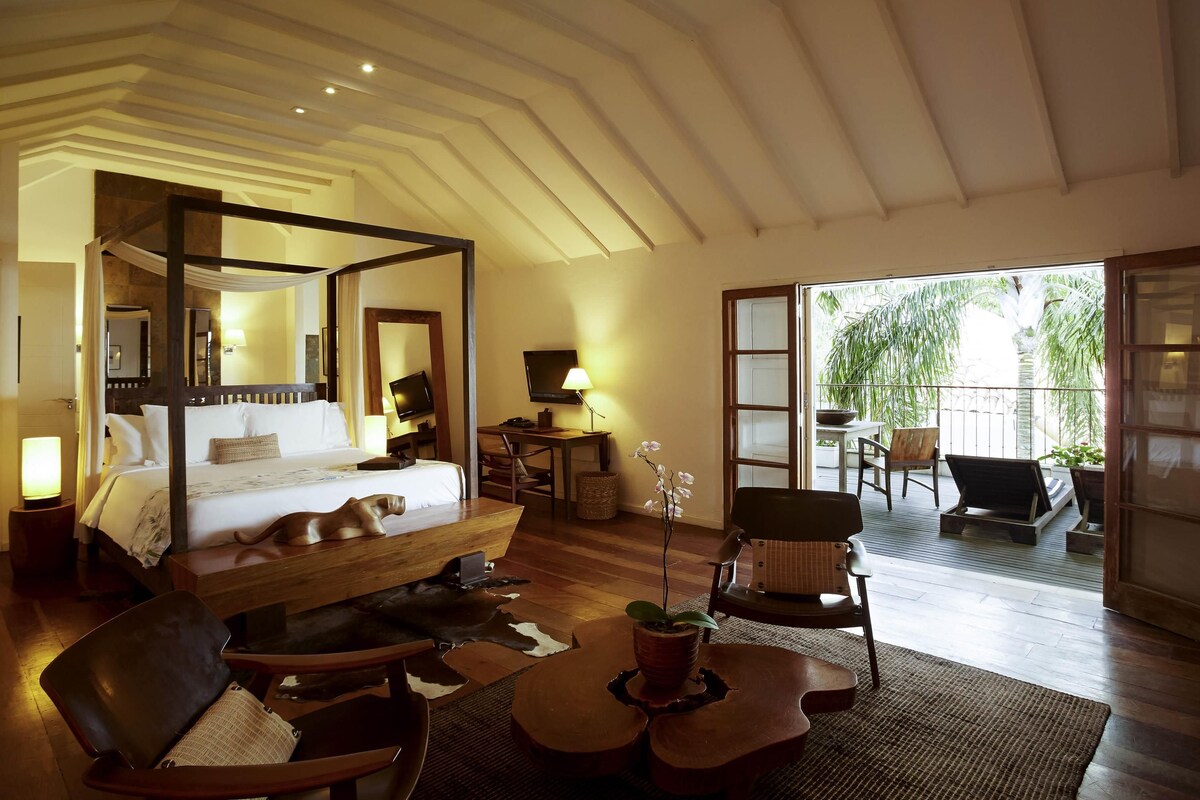 Suite, 1 King Bed, Balcony | Premium bedding, minibar (free items), in-room safe, desk