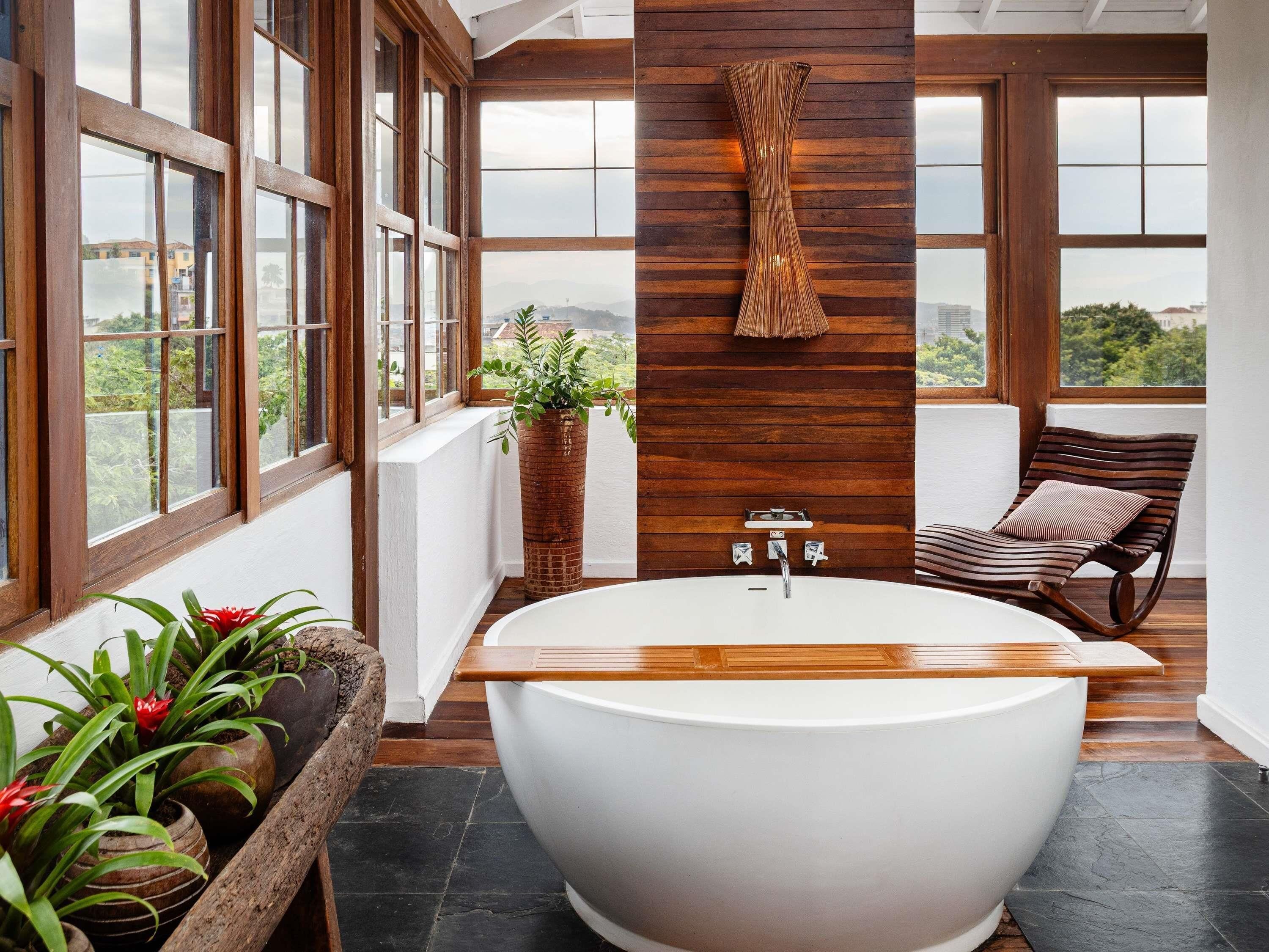 Suite, 1 cama King size, balcón | Ropa de cama de alta calidad y artículos del minibar gratis 