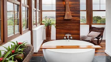 Suite, 1 cama King size, balcón | Ropa de cama de alta calidad y artículos del minibar gratis