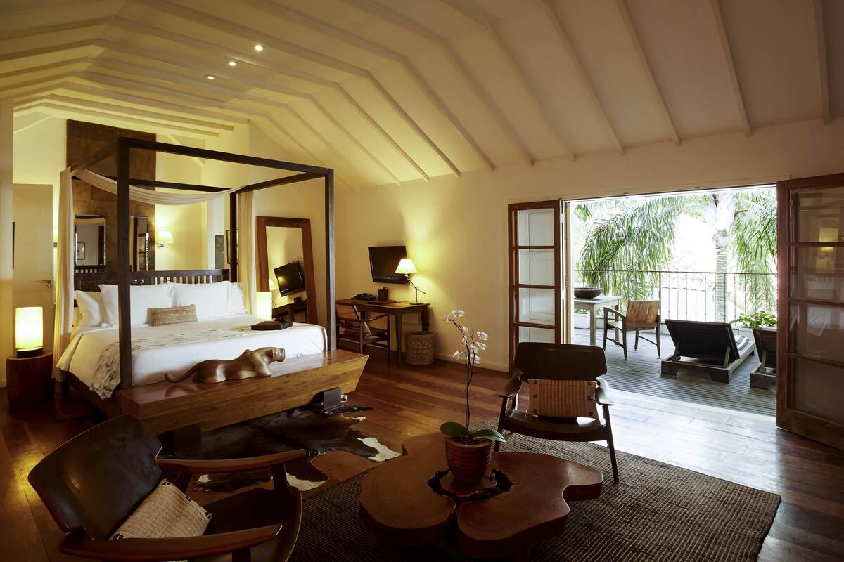 Suite, 1 King Bed, Balcony | Premium bedding, minibar (free items), in-room safe, desk
