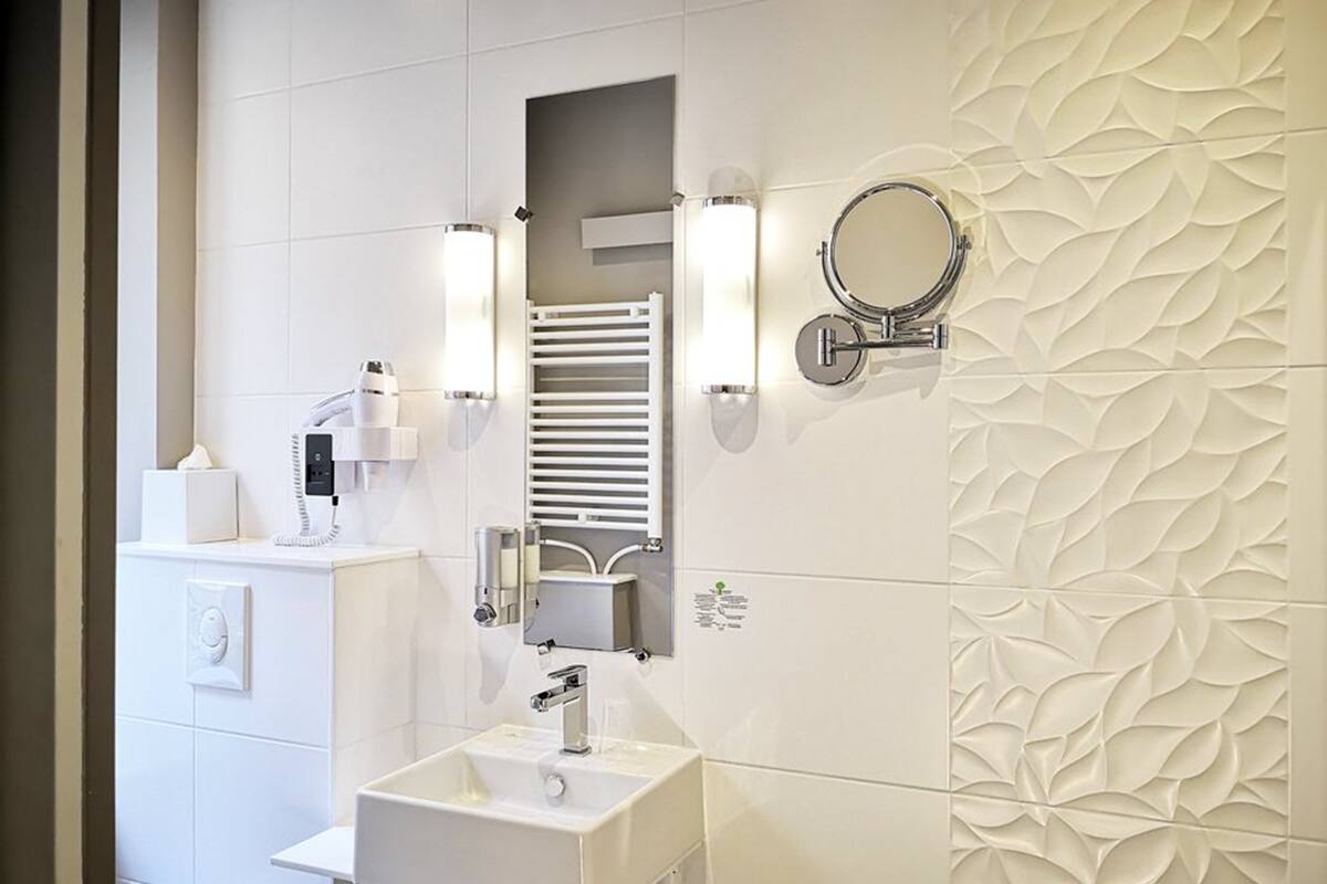 classic double room | bathroom | hair dryer, towels