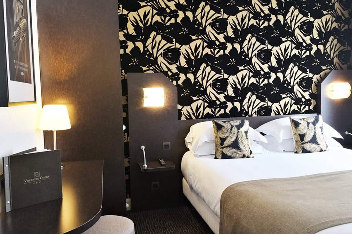 classic double room | in-room safe, desk, soundproofing, iron/ironing board