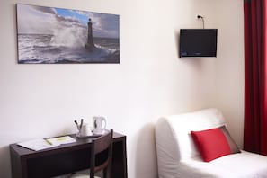 Desk, blackout drapes, free WiFi, bed sheets - Hôtel Chateaubriand (Nantes)