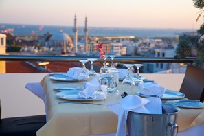 Breakfast, lunch and dinner served - Hotel Mosaic (Istanbul)
