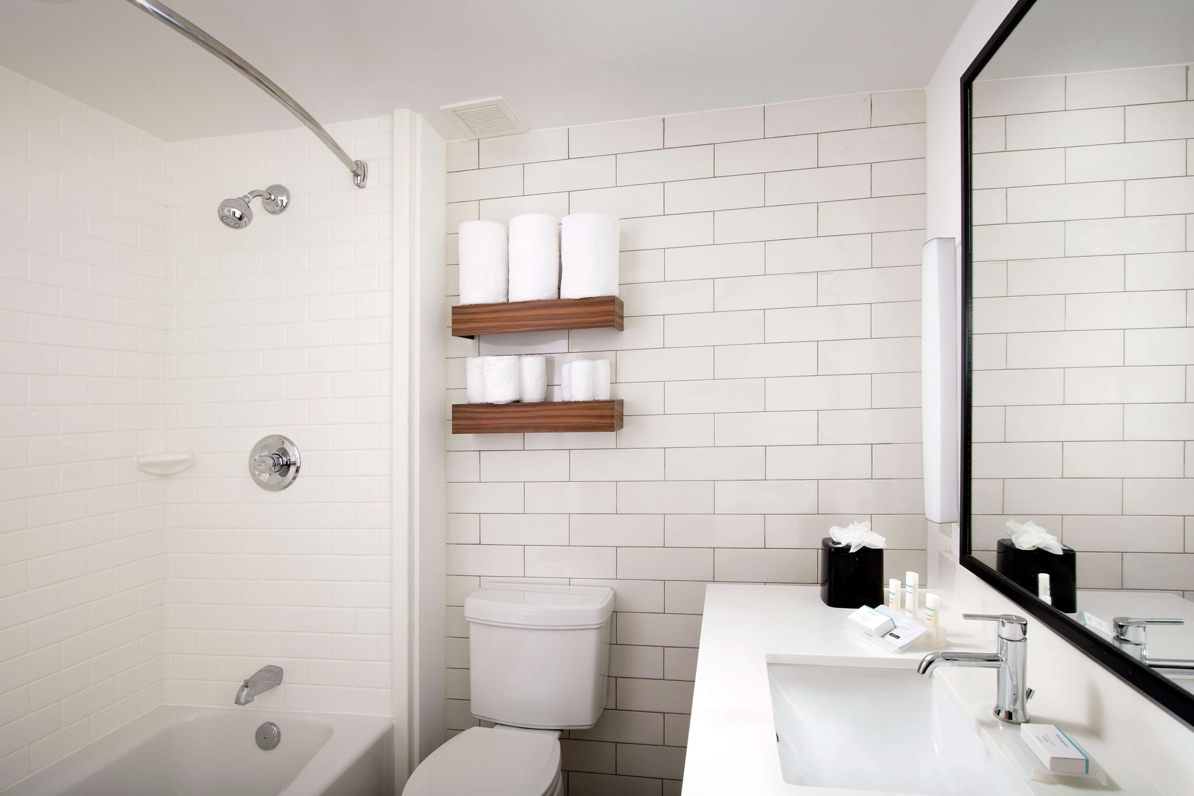 combined shower/bathtub, designer toiletries, towels