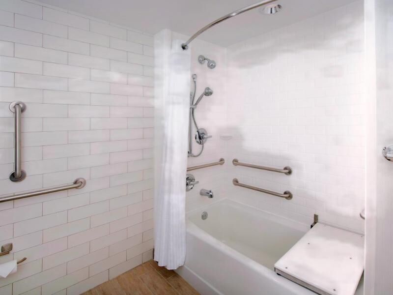 Kombinasi shower/bathtub, perlengkapan mandi desainer,  dan handuk