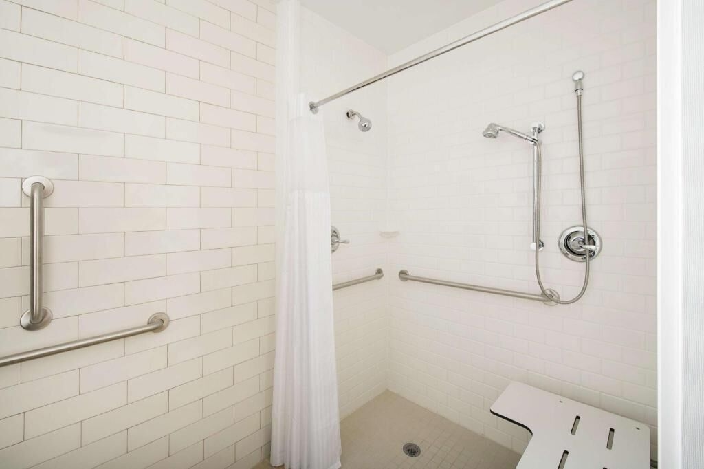 Kombinasi shower/bathtub, perlengkapan mandi desainer,  dan handuk