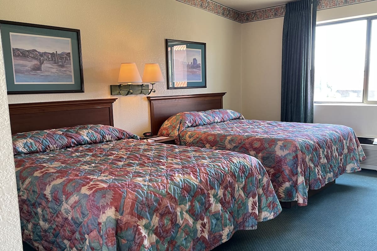 Chambre Standard, 2 lits doubles (2nd Floor Only)
