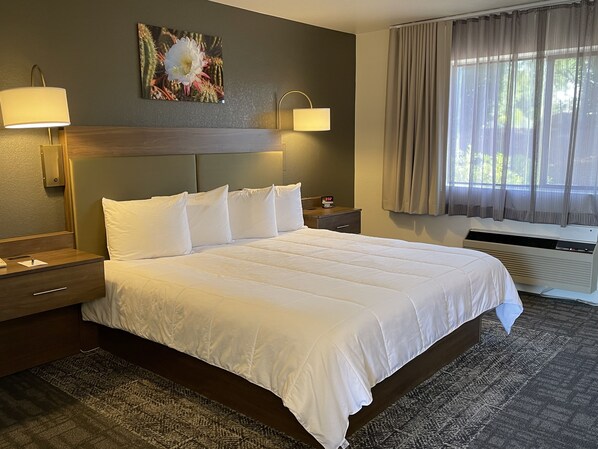 Muebles diferentes, escritorio y cortinas blackout 