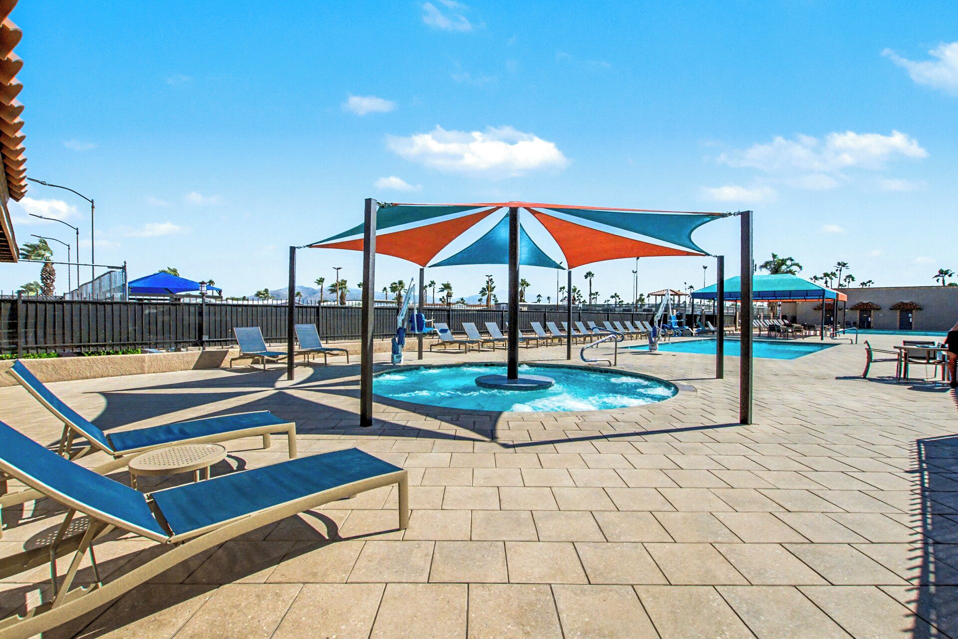 屋内プール、3 つの屋外プール、プール パラソル、サンラウンジャー