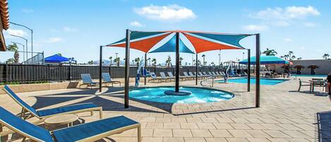 Innenpool, 3 Außenpools, Sonnenschirme, Liegestühle