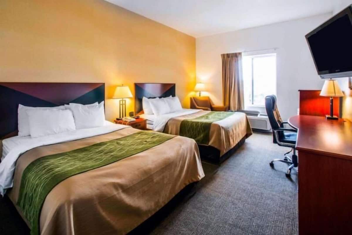 Meja kerja, tirai kedap cahaya, setrika/meja setrika, dan Wi-Fi gratis