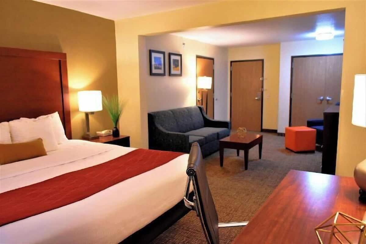 Meja kerja, tirai kedap cahaya, setrika/meja setrika, dan Wi-Fi gratis