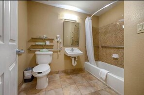 Un baño con inodoro, lavamanos y bañera.