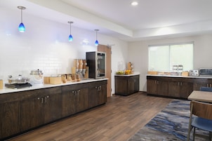 Café da manhã com buffet grátis todos os dias