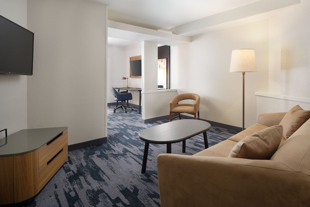 Premium bedding, desk, iron/ironing board, free WiFi