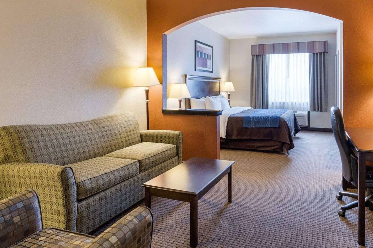 suite, non smoking | desk, iron/ironing board, free wifi, bed sheets